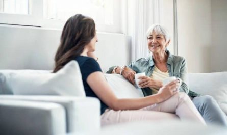 죽은 사람이 당신에게 말을 거는 꿈을 꿀 때의 11가지 영적 의미
