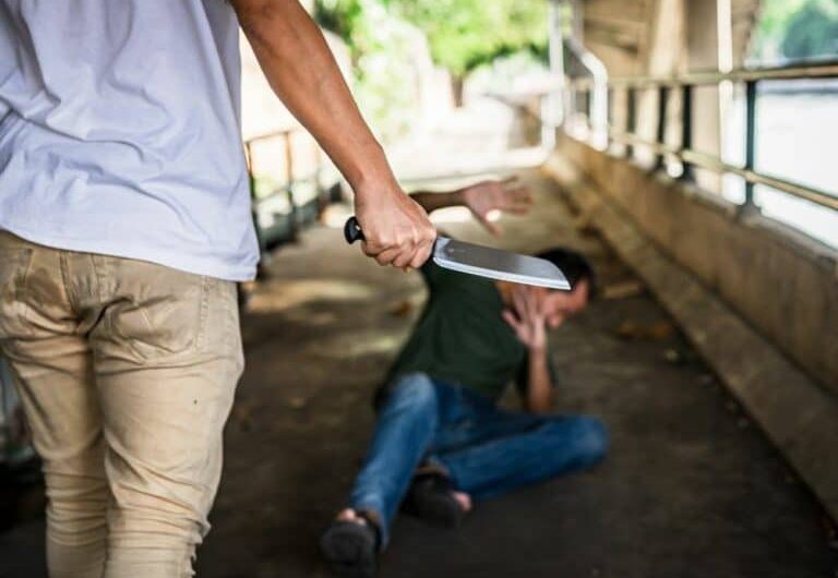 누군가 당신을 죽이려는 꿈을 꿀 때의 9가지 영적 의미 (해석)